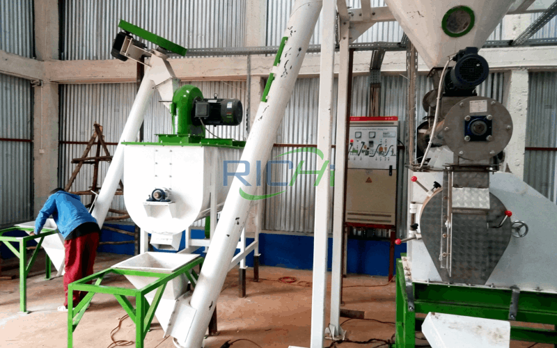 Proyecto de una fábrica de pienso para pollos en forma de pellets con una capacidad de 2 toneladas por hora en Papúa Nueva Guinea