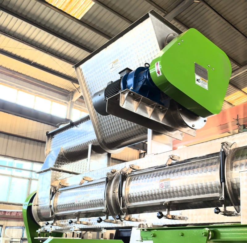 Feeder of floating fish feed extruder