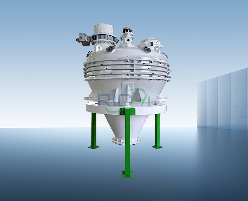 Vacuum spraying machine for floating fish feed