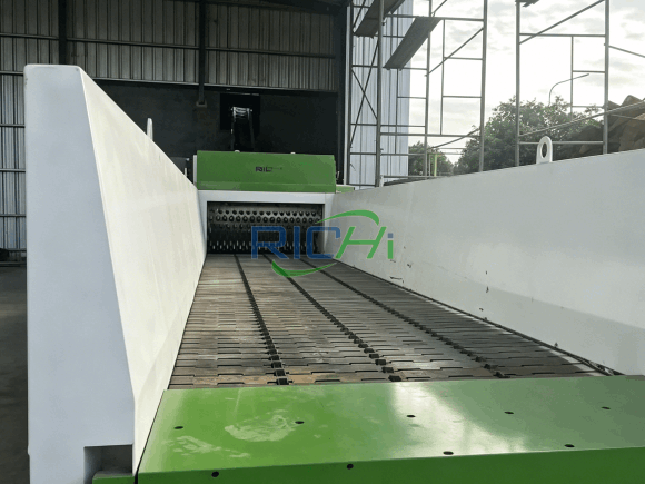 Vídeo en el que se muestra una trituradora de madera en funcionamiento en una línea de producción en Rumanía