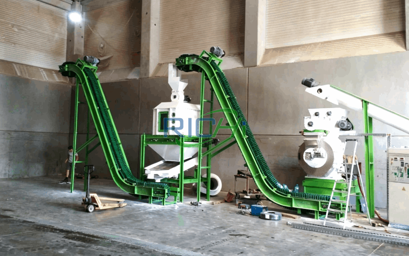 Reisstroh-Pelletmühle mit einer Leistung von 1,5–2 t/h in Indien
